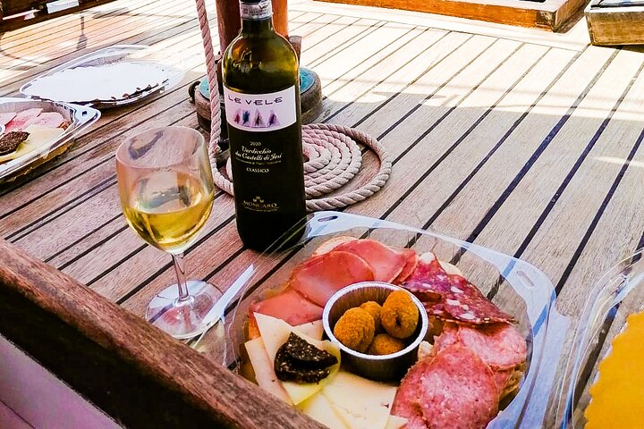 Tour privato in barca a vela tradizionale della Riviera del Conero