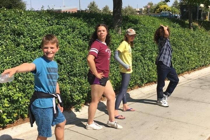 Experiência única de caça ao tesouro em Wichita por Zombie Scavengers