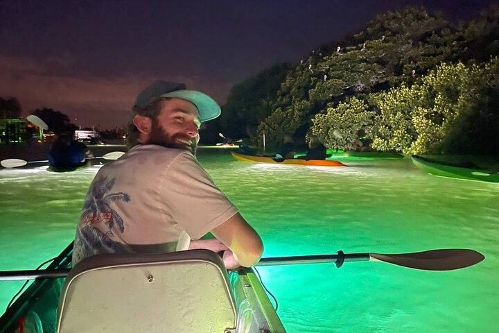 Sharkeys fisk med glasbotten matar LED Night Tour St. Pete Beach