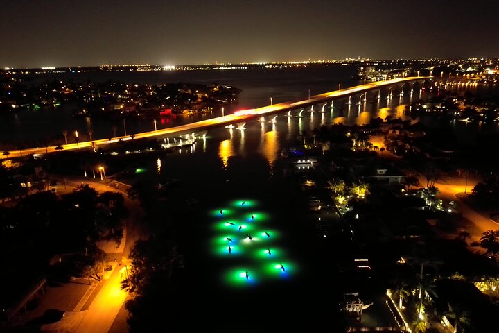 Sharkeys fisk med glasbotten matar LED Night Tour St. Pete Beach