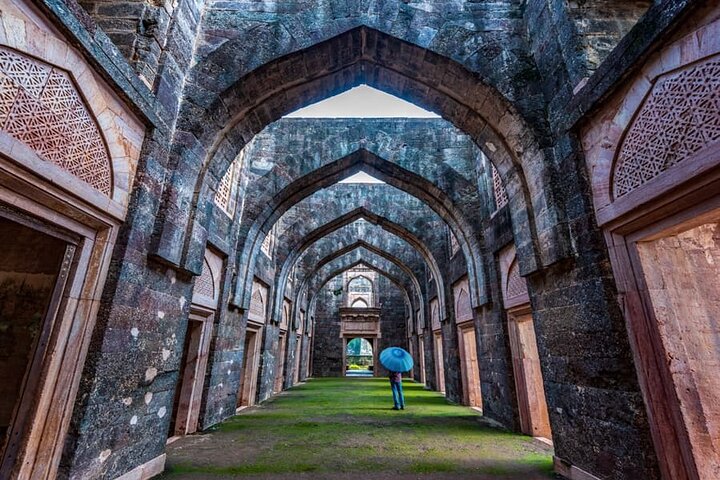 Indore nach Mandu und Maheshwar: Eine Tagestour zum Kulturerbe
