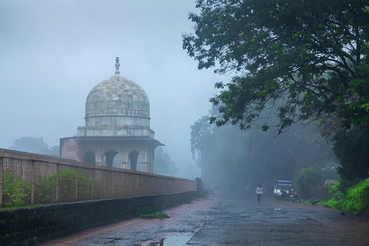 Indore nach Mandu und Maheshwar: Eine Tagestour zum Kulturerbe