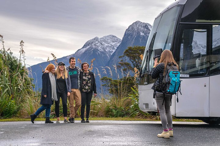 Excursão de ônibus e cruzeiro em Milford Sound saindo de Te Anau