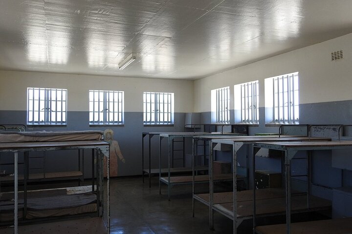 Visite de la prison d'une demi-journée de Robben Island avec billet de ferry pré-réservé.