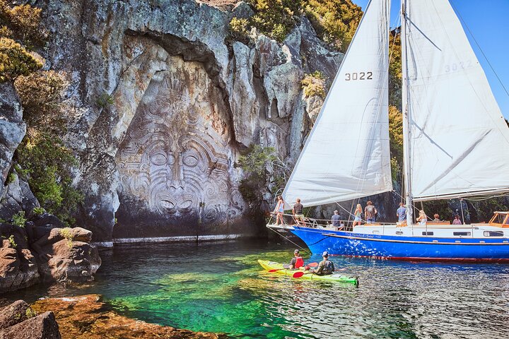 Klassisk sejlads - Māori Rock Carvings - Taupo Sailing Adventures