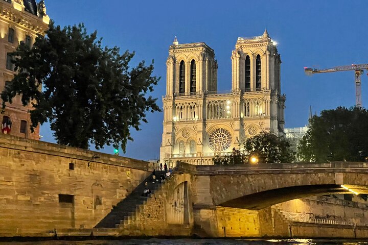 Top Private Cruises in Paris with French Champagne and surprises