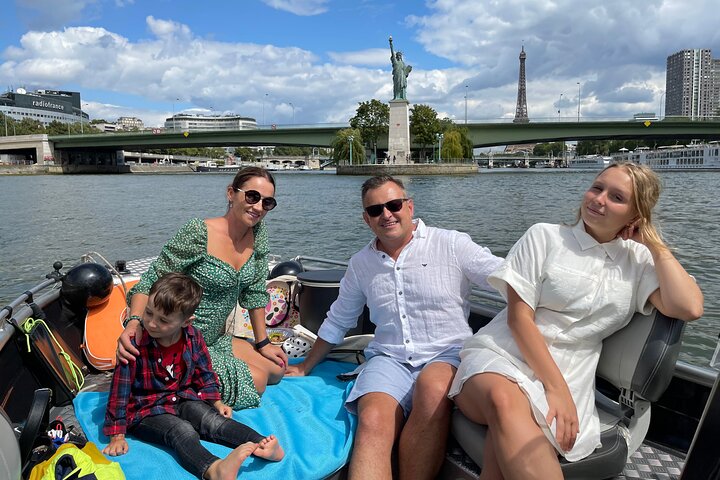 Top Private Cruises in Paris with French Champagne and surprises