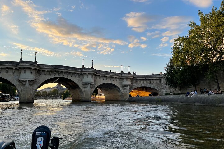 Top Private Cruises in Paris with French Champagne and surprises