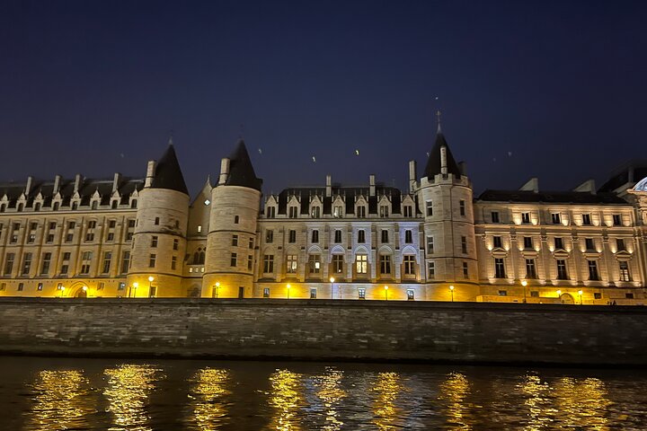 Top Private Cruises in Paris with French Champagne and surprises
