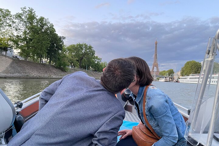 Top Private Cruises in Paris with French Champagne and surprises