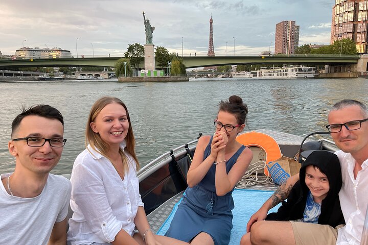 Top Private Cruises in Paris with French Champagne and surprises