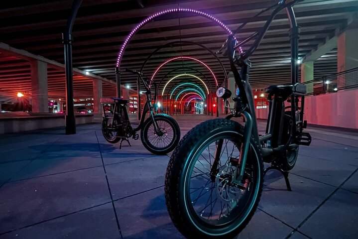 Downtown Dallas : Excursion de 2 heures à vélo électrique au coucher du soleil – Lumières de la ville et Skyline
