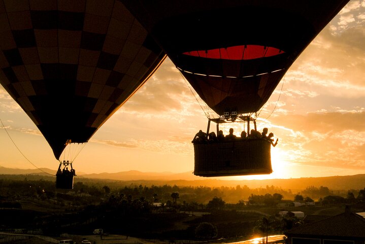 Zonsopgang heteluchtballonvlucht boven het Temecula-wijnland