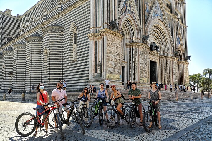 E-Bike-Tour in Orvieto in kleinen Gruppen: Geschichte, Kultur zum Mittag- oder Abendessen