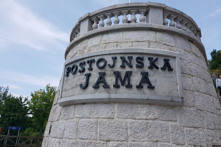 Postojna-grot en fotostop Predjama-kasteel - Groepsreis vanuit Koper