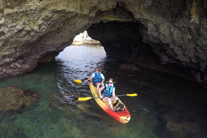 Albufeira : Grotte marine e spiagge nascoste Tour guidato in kayak
