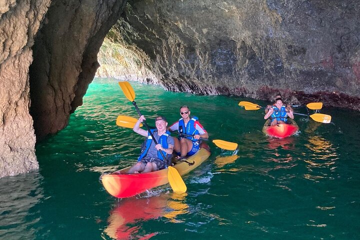 Albufeira : Grotte marine e spiagge nascoste Tour guidato in kayak
