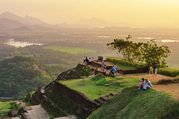 Tour privado de 2 días por Kandy, Sigiriya y Dambulla - Todo incluido