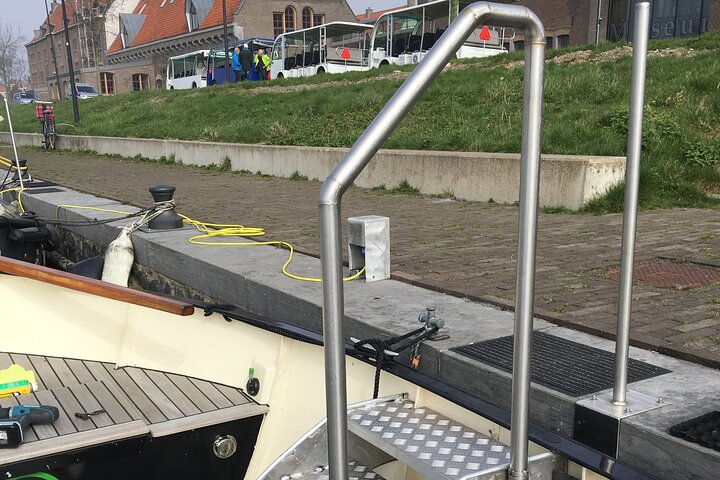 往復、ホールンの電気ボートでオランダの港を訪問