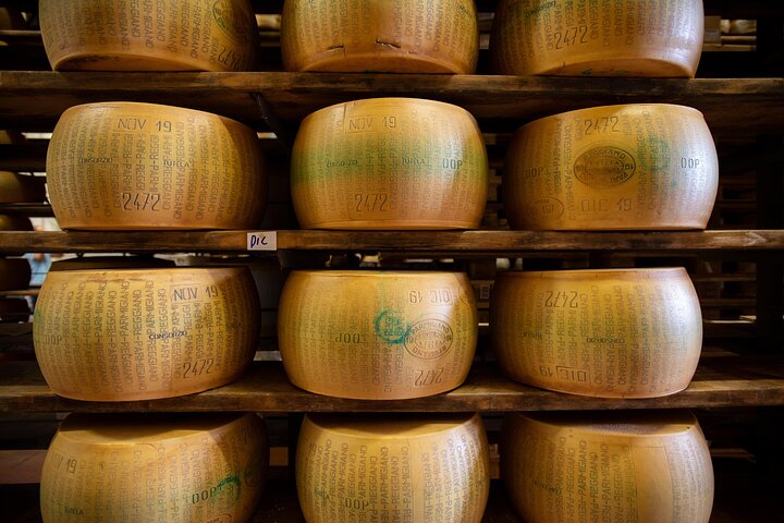 Tour en grupo reducido de Parmigiano-Reggiano y jamón de Parma