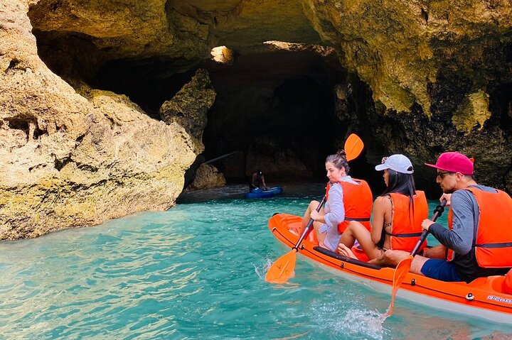 Benagil : grotte, spiagge e luoghi segreti Tour guidato in kayak