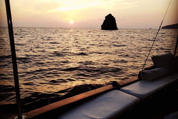 Privat båttur vid solnedgången till Faraglioni i Lipari