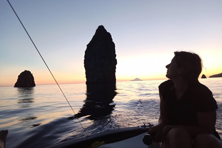 Privat båttur vid solnedgången till Faraglioni i Lipari