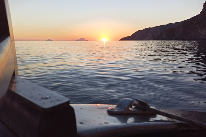 Privat båttur vid solnedgången till Faraglioni i Lipari