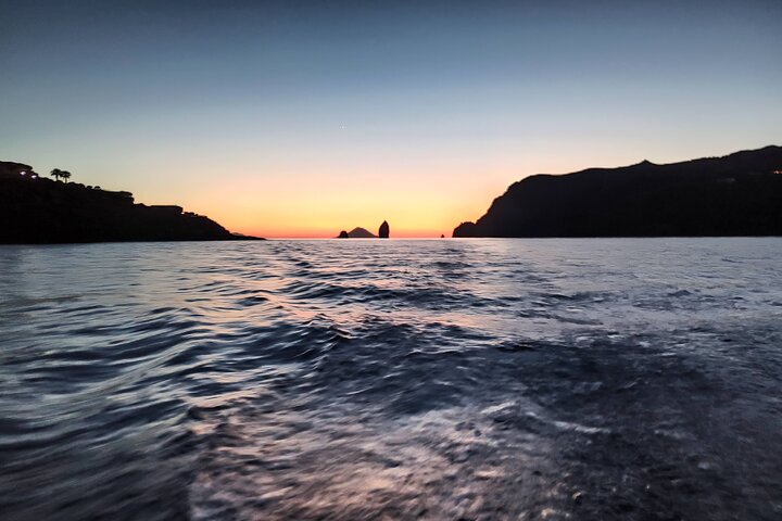 Privat båttur vid solnedgången till Faraglioni i Lipari