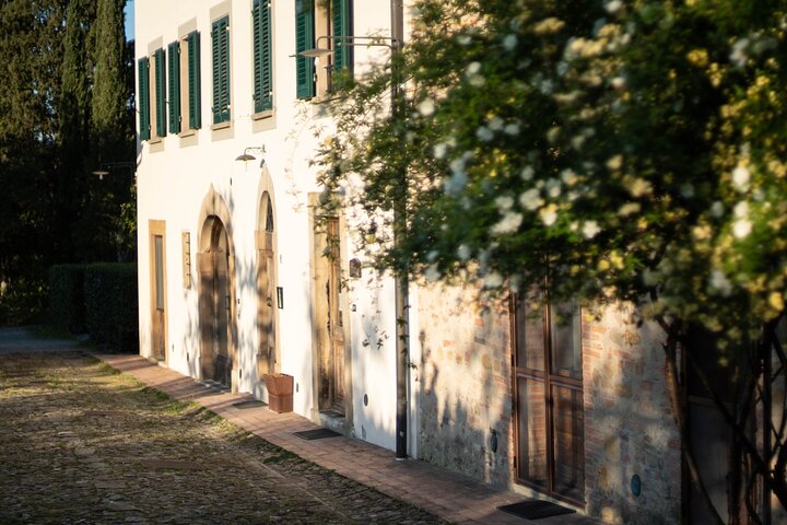 Degustazione di vino e cibo in cantina biologica familiare