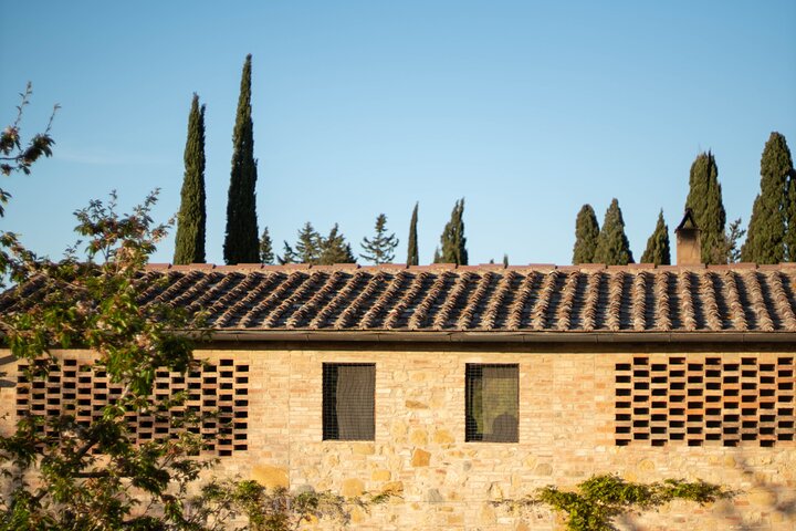 Degustazione di vino e cibo in cantina biologica familiare
