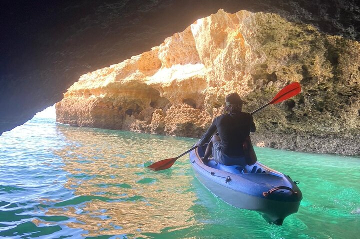 Benagil : grotte, spiagge e luoghi segreti Tour guidato in kayak