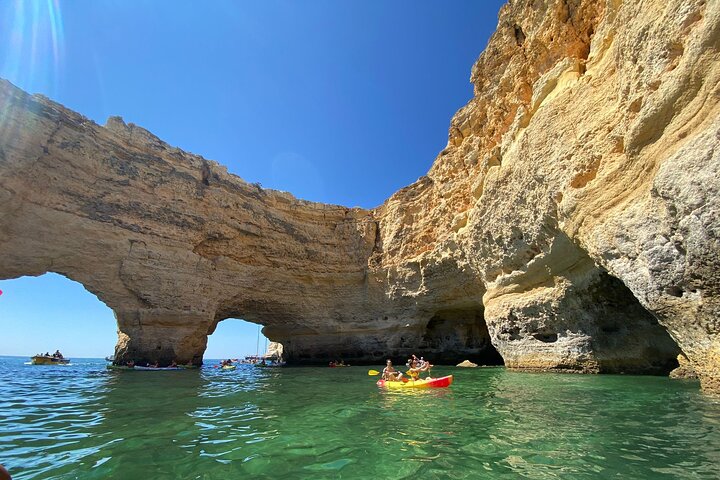 Benagil : grotte, spiagge e luoghi segreti Tour guidato in kayak