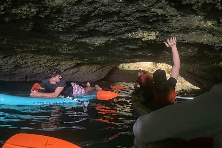 Benagil : grotte, spiagge e luoghi segreti Tour guidato in kayak