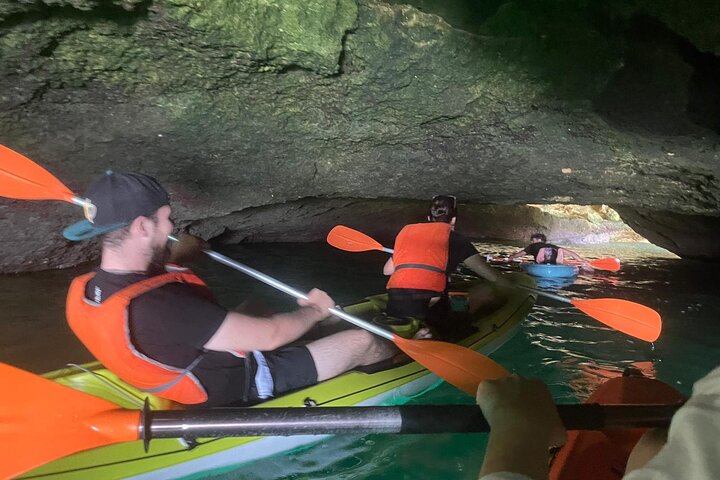 Benagil : grotte, spiagge e luoghi segreti Tour guidato in kayak