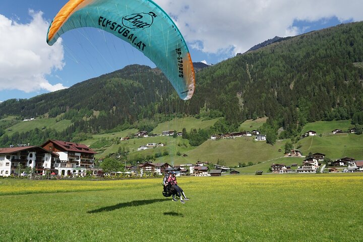 Parapente biplaza en el valle de Neustift Stubai, cerca de Innsbruck