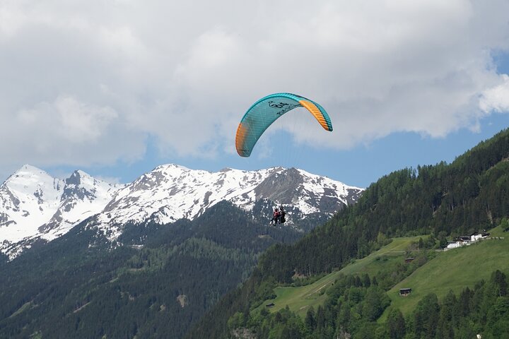 Parapente biplaza en el valle de Neustift Stubai, cerca de Innsbruck