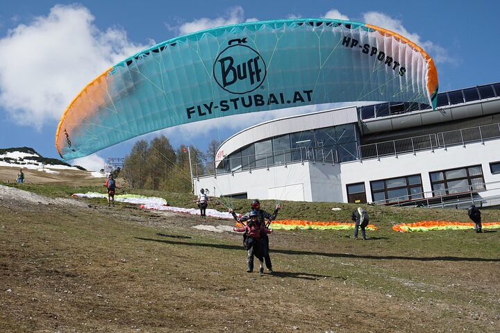 Parapente biplaza en el valle de Neustift Stubai, cerca de Innsbruck