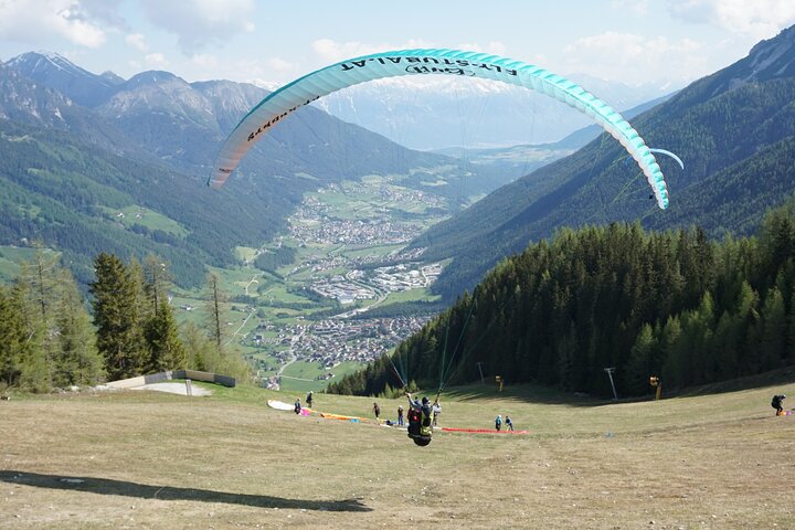 Parapente biplaza en el valle de Neustift Stubai, cerca de Innsbruck