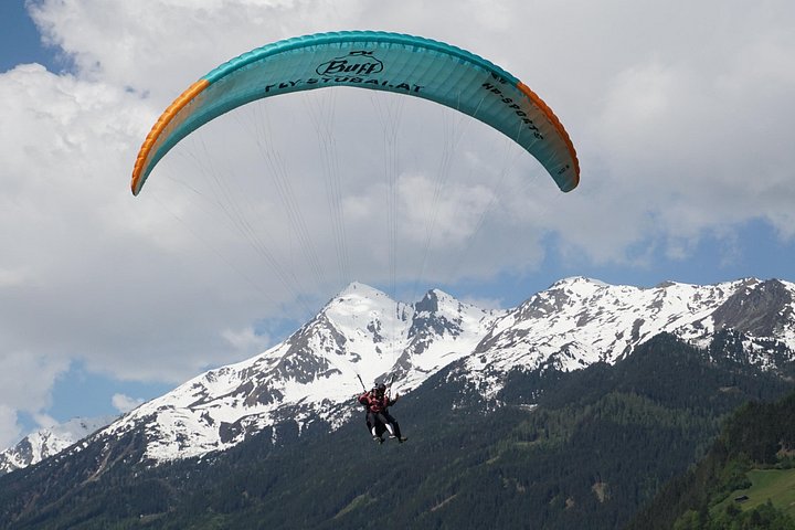 Parapente biplaza en el valle de Neustift Stubai, cerca de Innsbruck