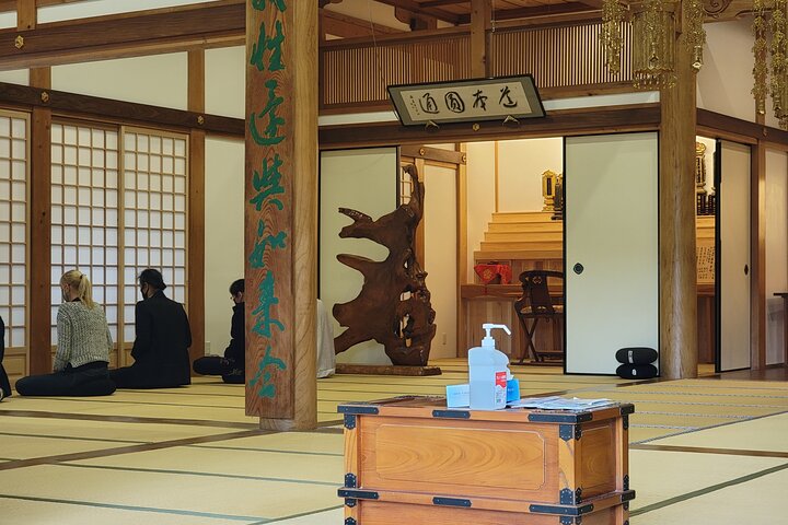 Sperimenta la meditazione Zen o la copia di sutra e goditi il cibo vegetariano con il monaco