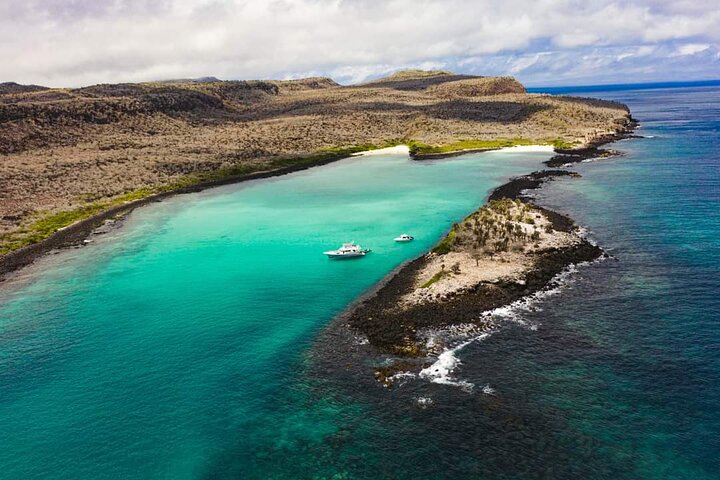 Dagstur til Santa Fe Island og Hidden Beach med snorkling og fiskeri