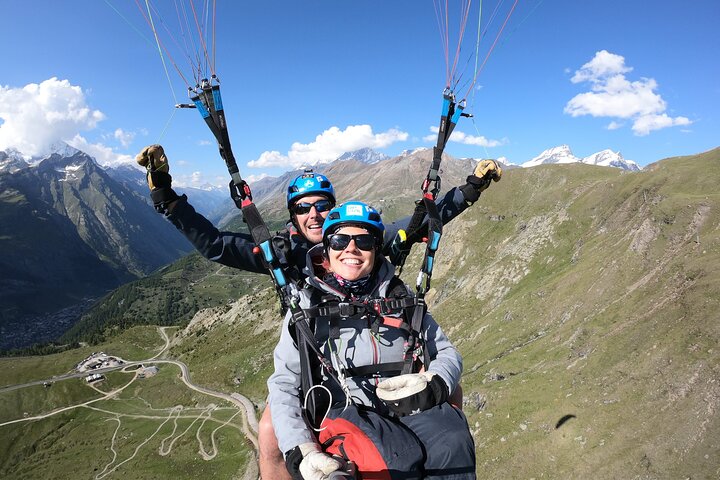 Vol en tandem en parapente à Zermatt avec vue sur le Cervin (20–25min)