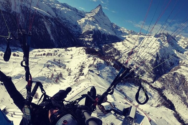 Vol en tandem en parapente à Zermatt avec vue sur le Cervin (20–25min)