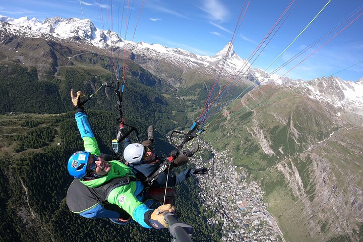 Vol en tandem en parapente à Zermatt avec vue sur le Cervin (20–25min)