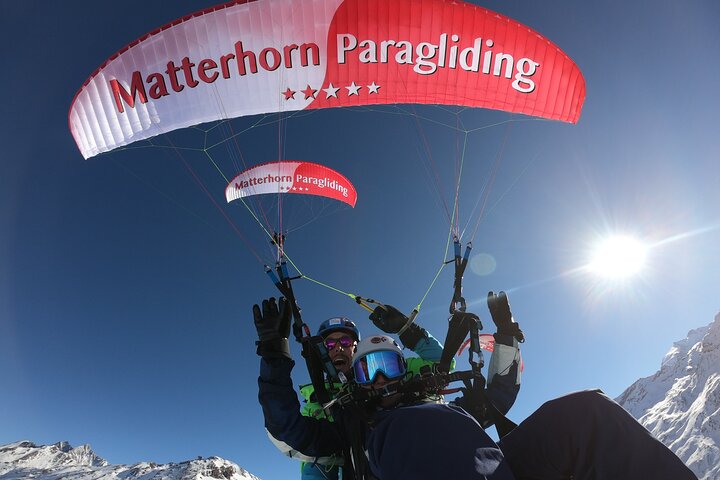 Vol en tandem en parapente à Zermatt avec vue sur le Cervin (20–25min)