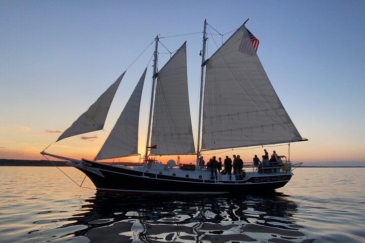 Zeil bij zonsondergang vanuit Traverse City met eten, wijn en cocktails
