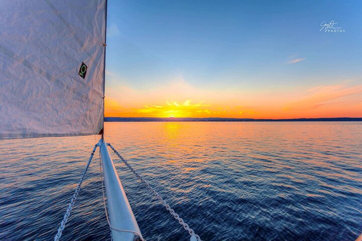 Zeil bij zonsondergang vanuit Traverse City met eten, wijn en cocktails