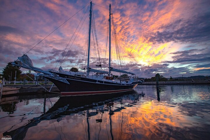 Zeil bij zonsondergang vanuit Traverse City met eten, wijn en cocktails