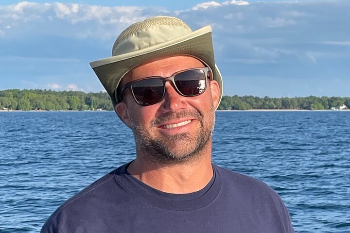 Zeil bij zonsondergang vanuit Traverse City met eten, wijn en cocktails